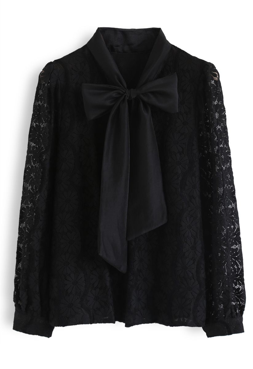 Camisa con cuello de lazo y encaje floral en negro