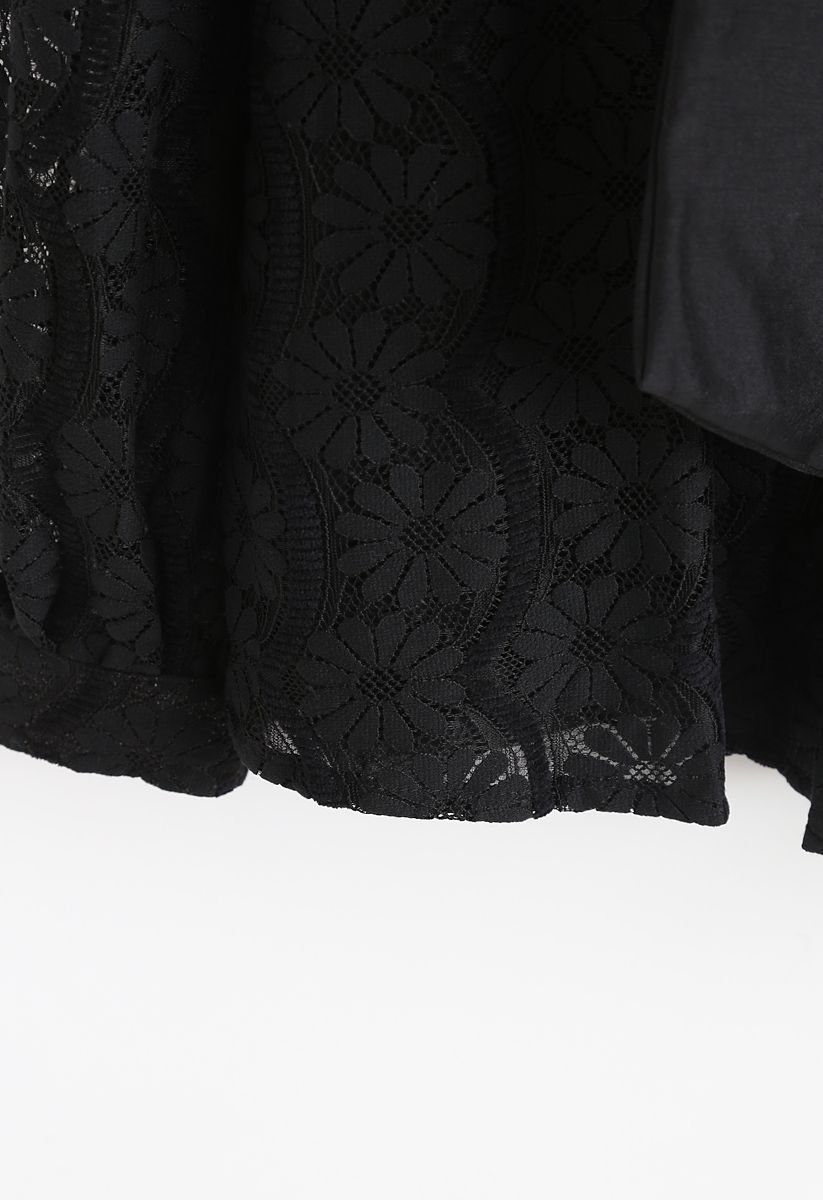 Camisa con cuello de lazo y encaje floral en negro