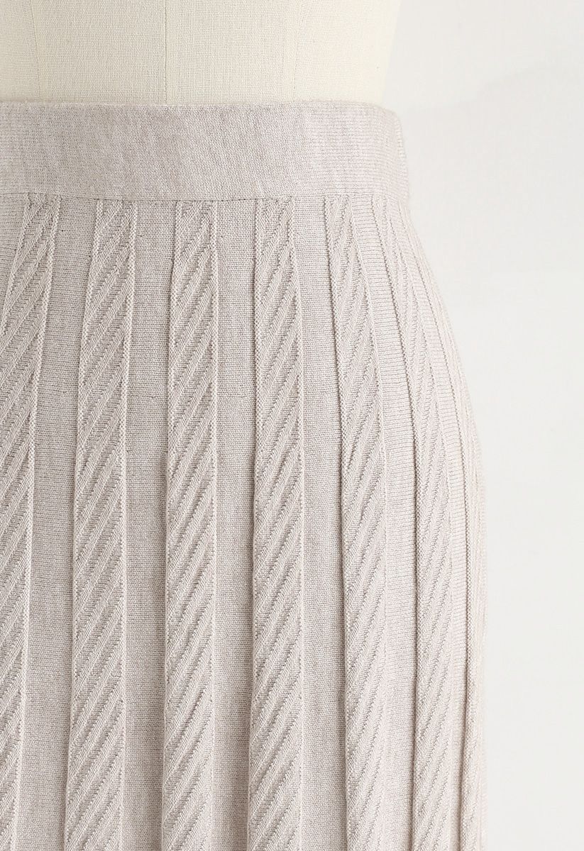 Falda midi de punto con pliegues paralelos en color arena