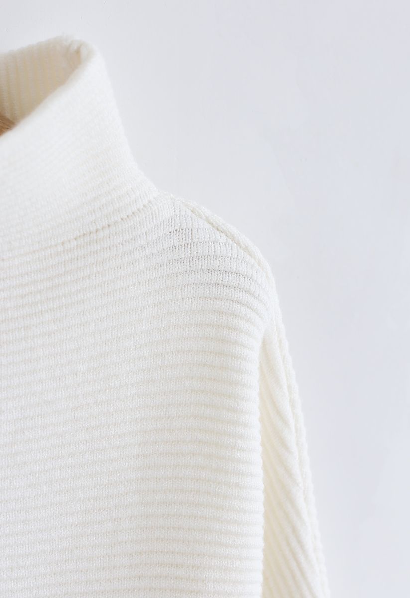 Suéter de cuello alto acanalado acogedor en blanco