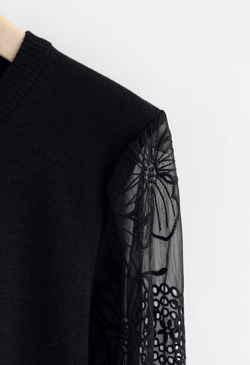 Suéter de punto con mangas transparentes y bordado floral en negro