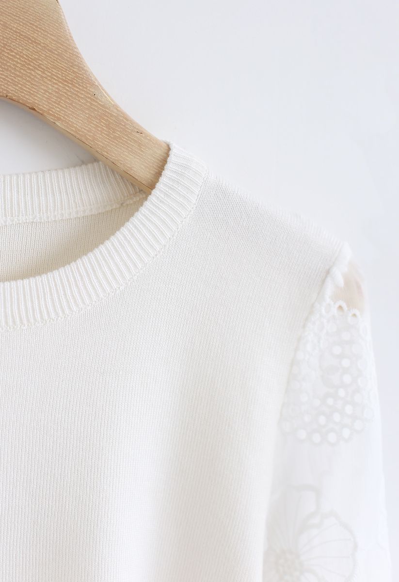 Suéter de punto con mangas transparentes y bordado floral en blanco