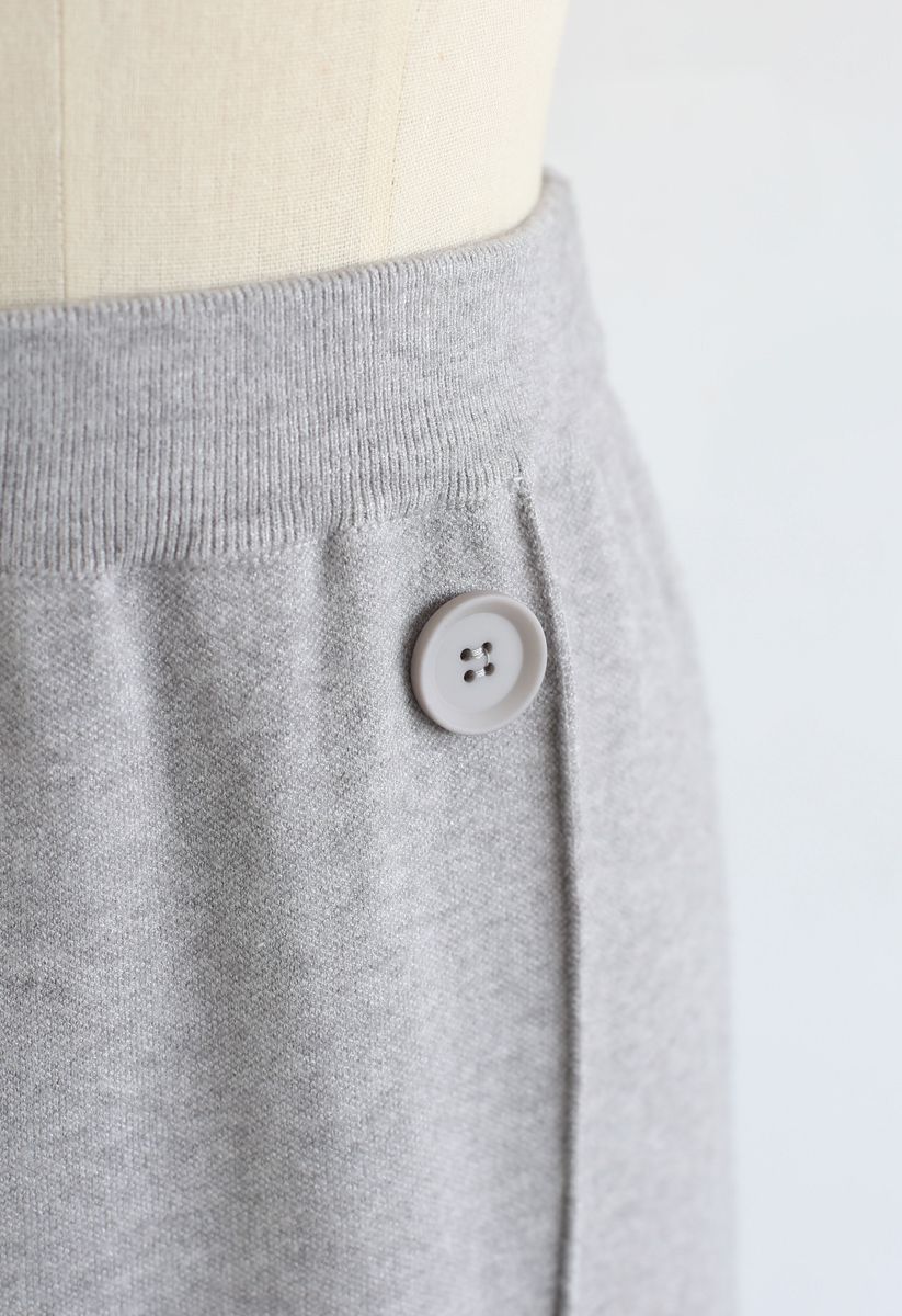 Falda midi de punto con ribete de botones en gris