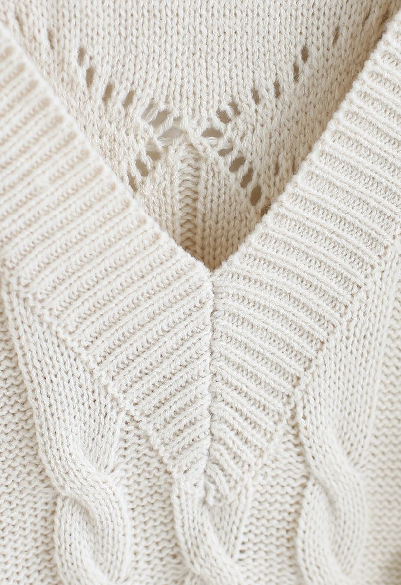 Suéter de punto de ochos con pompones y cuello en V en marfil