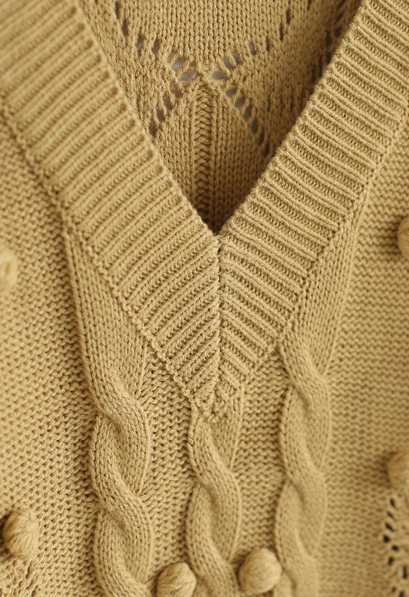 Suéter de punto de ochos con pompones y cuello en V en mostaza