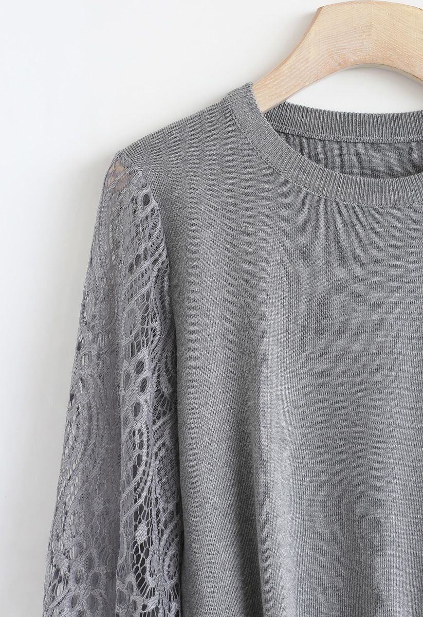 Suéter de punto con mangas de encaje Delicacy en gris