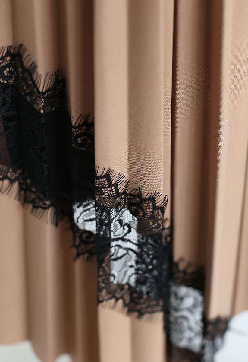 Falda midi plisada asimétrica con ribetes de encaje en tostado