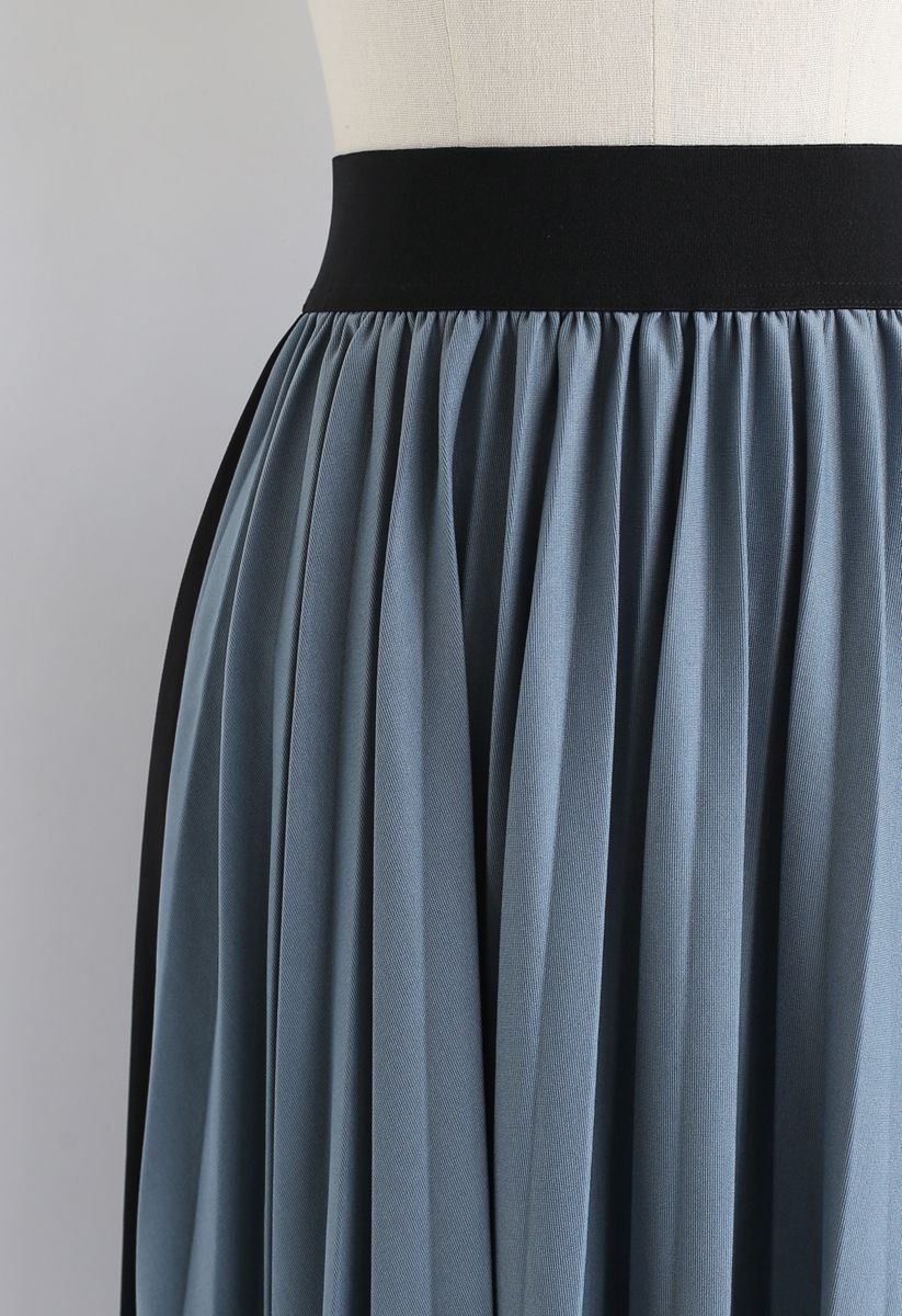 Falda midi plisada asimétrica con ribetes de encaje en azul polvoriento