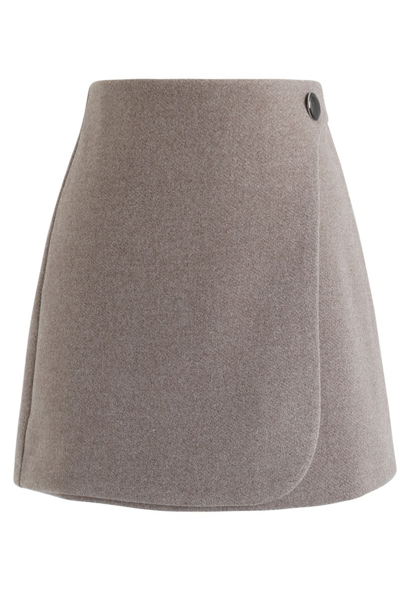 Minifalda con solapa decorada con botones en gris topo