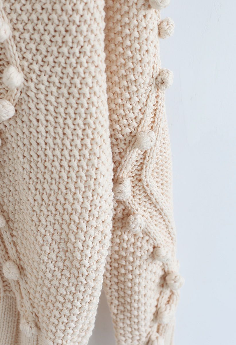 Suéter de punto de ochos con pompones ahuecados en color crema