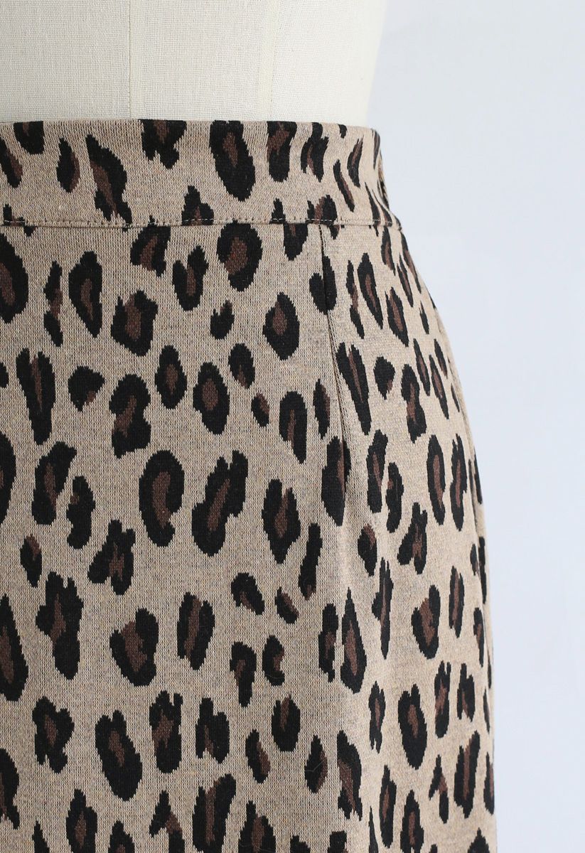 Falda a media pierna de punto de leopardo tierno en tostado