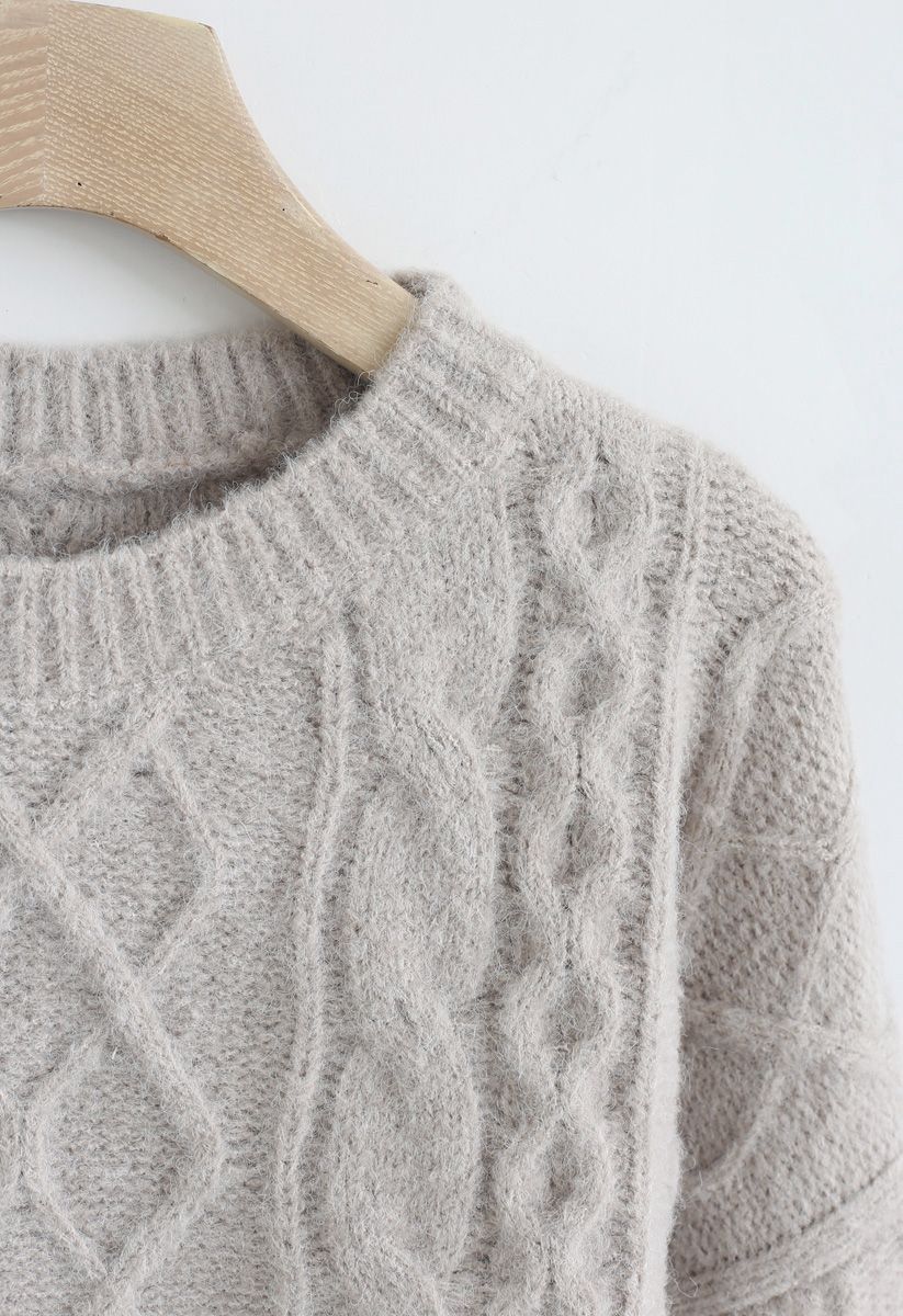 Suéter corto esponjoso de punto de ochos en color arena