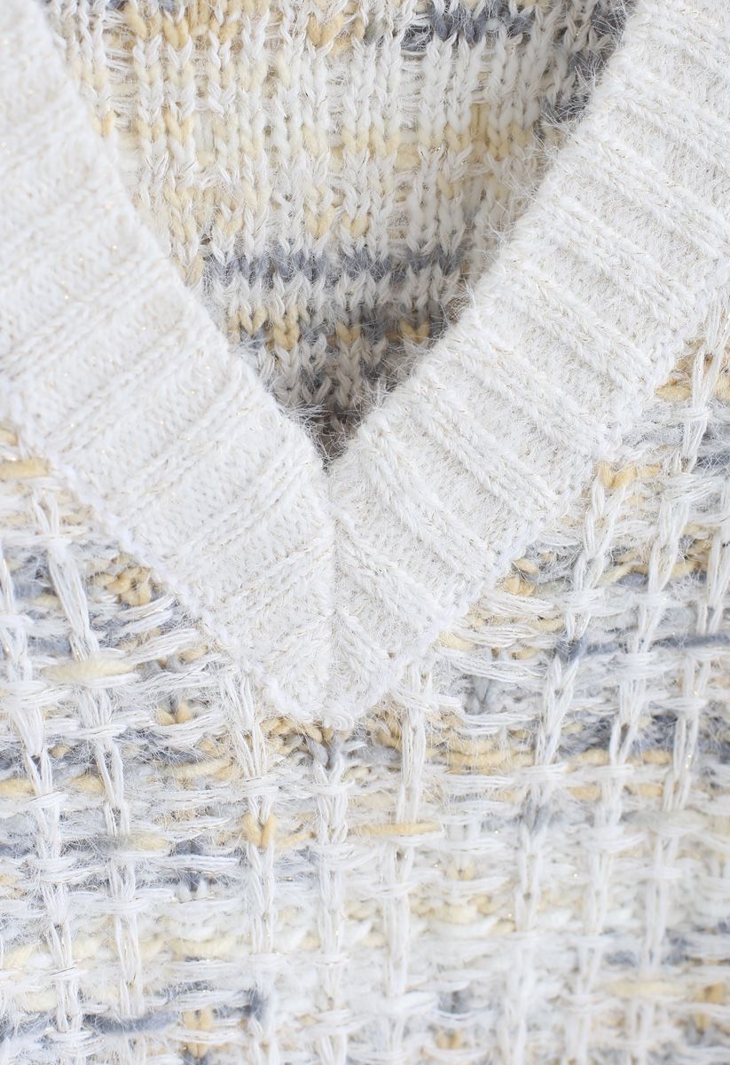 Suéter de punto esponjoso de color con cuello en V en marfil