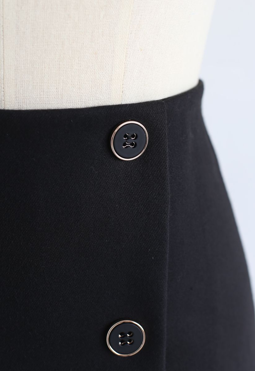Minifalda con solapa y ribete de botones en negro