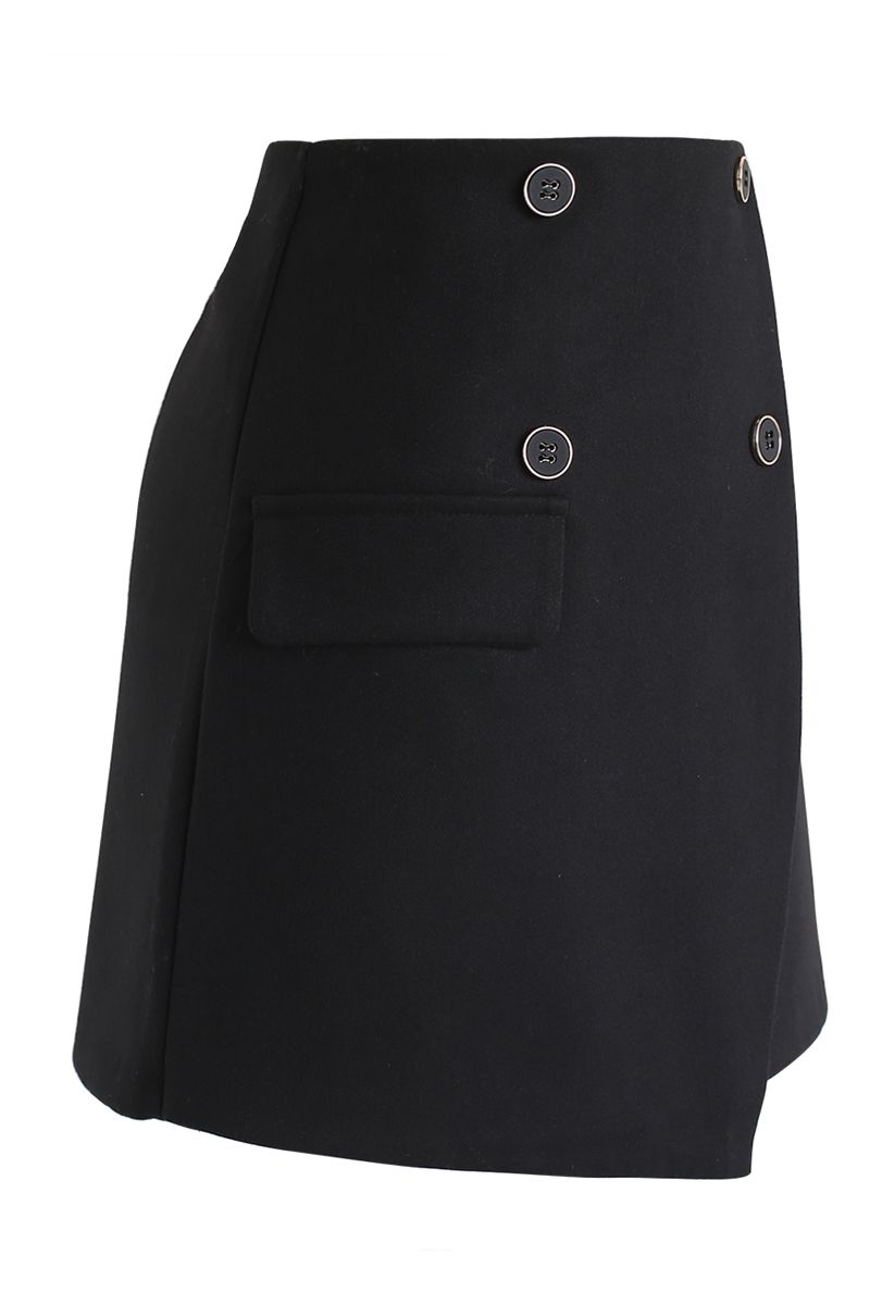 Minifalda con solapa y ribete de botones en negro
