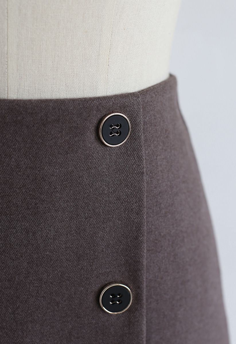 Minifalda con solapa y ribete de botones en marrón