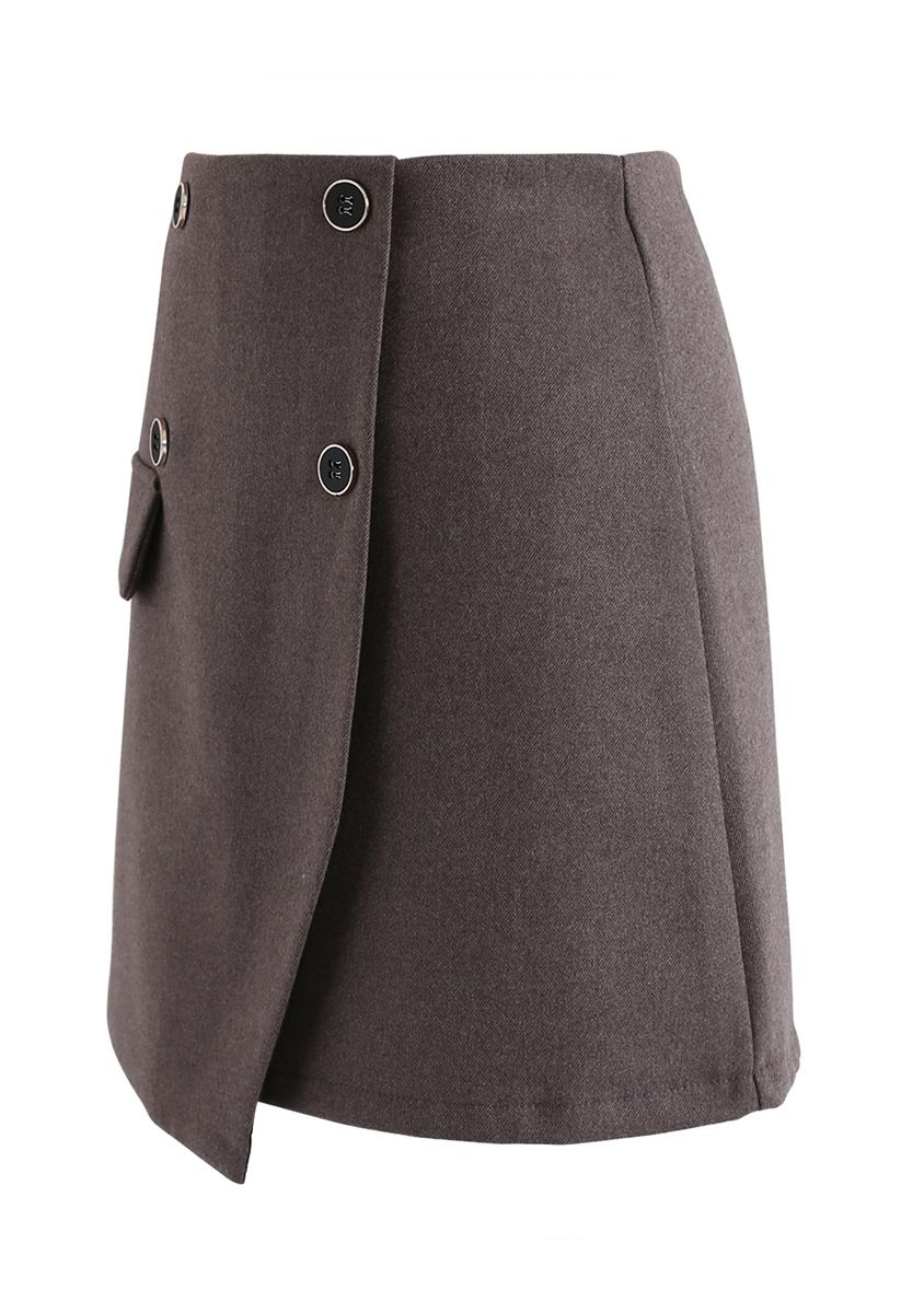 Minifalda con solapa y ribete de botones en marrón