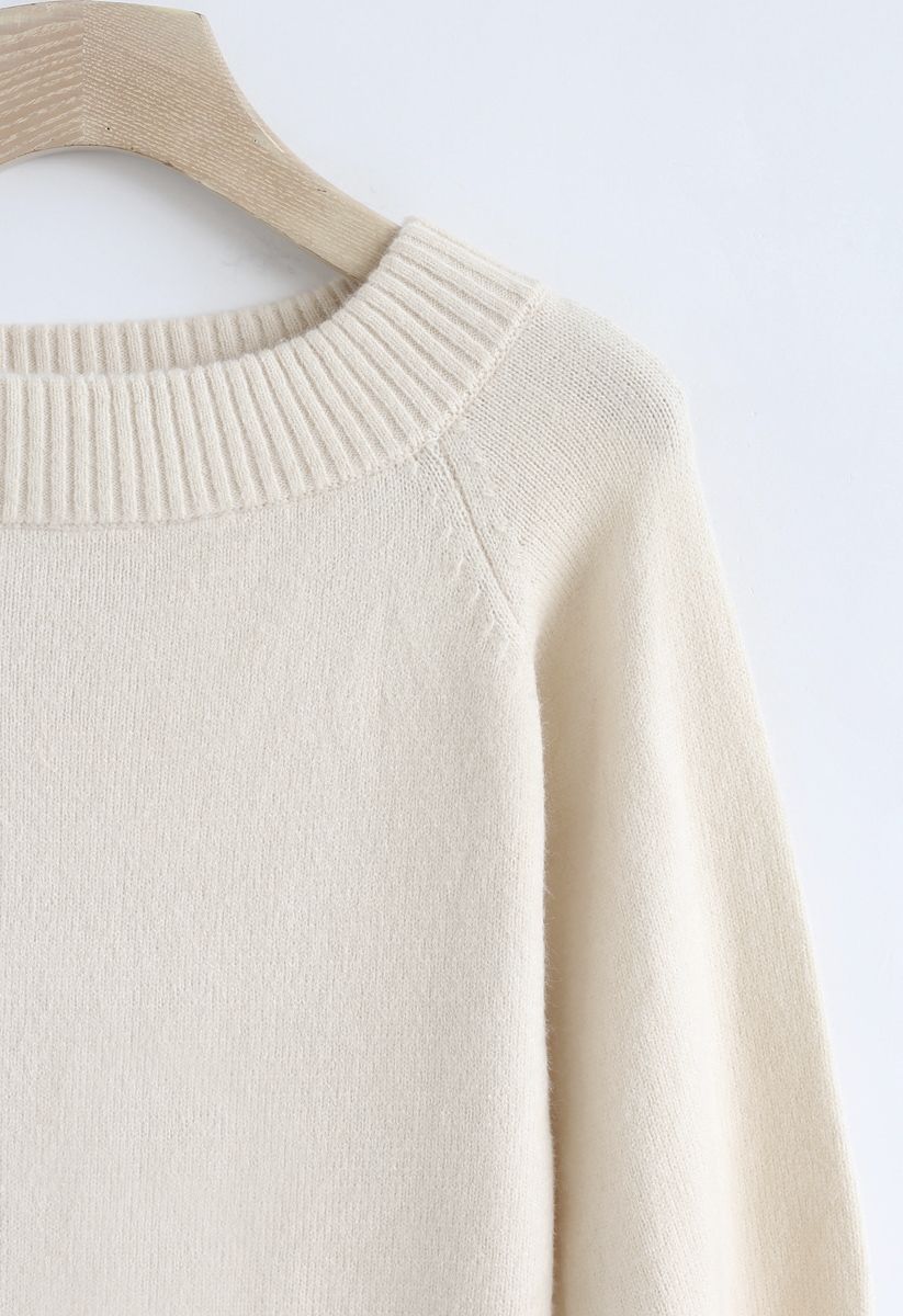 Suéter de punto esponjoso con hombros descubiertos y mangas abullonadas en color crema