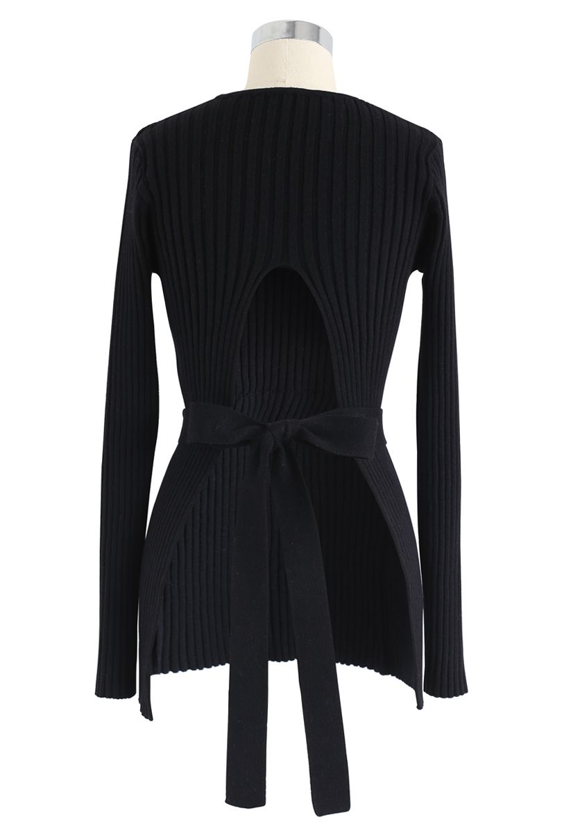 Elegante suéter de punto acanalado con espalda abierta en negro