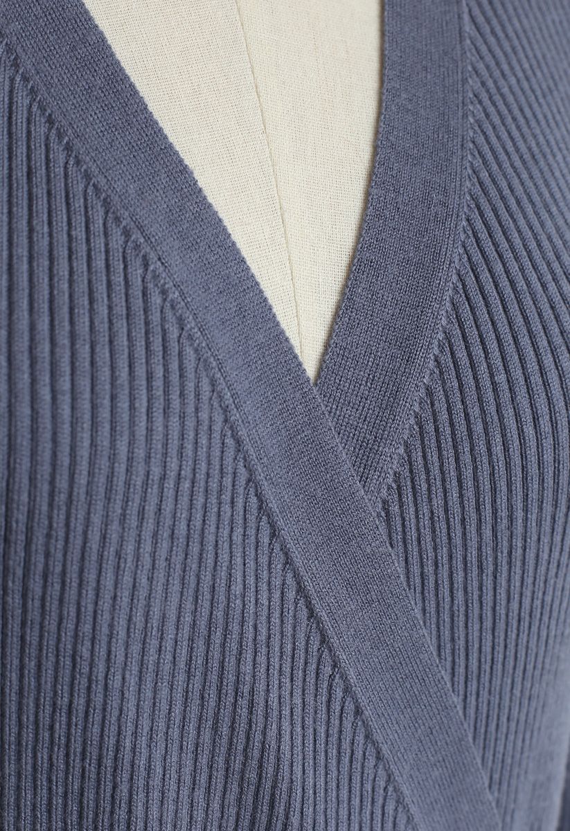 Vestido midi de punto cruzado con lazo anudado en azul polvoriento