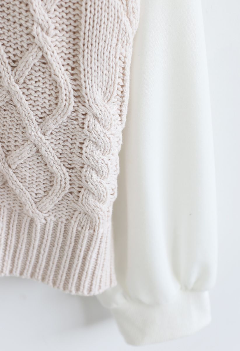 Suéter de punto con mangas empalmadas y textura trenzada en color crema