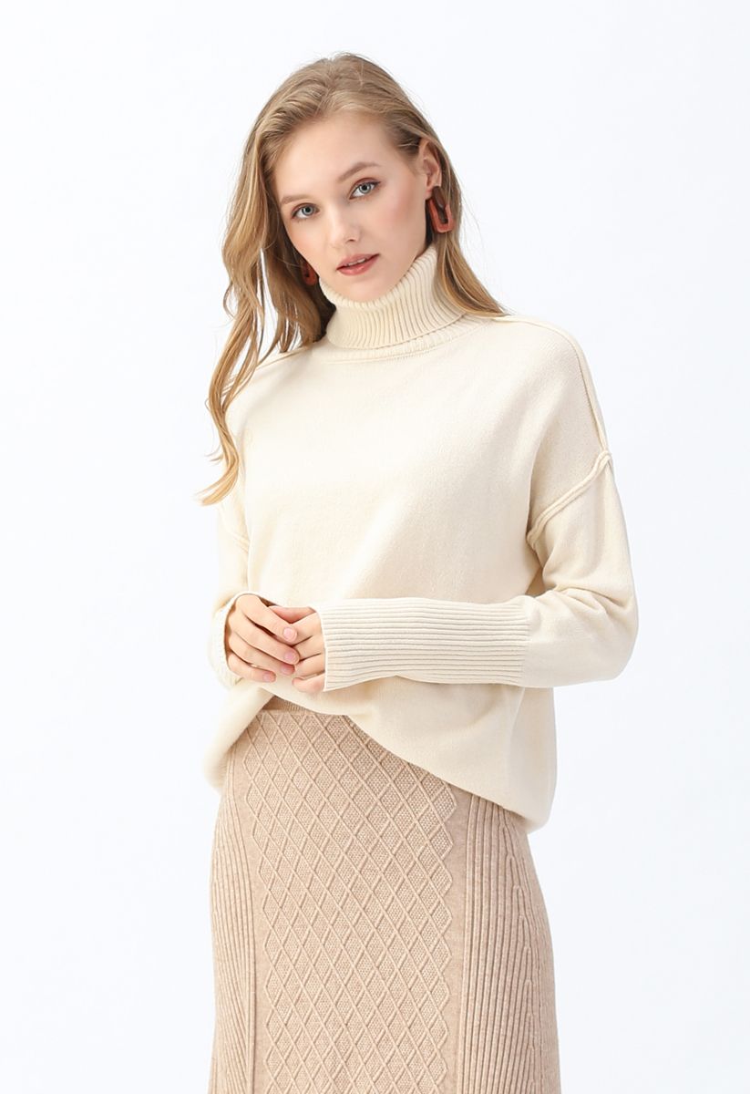 Suéter de punto básico con cuello vuelto suave al tacto en color crema