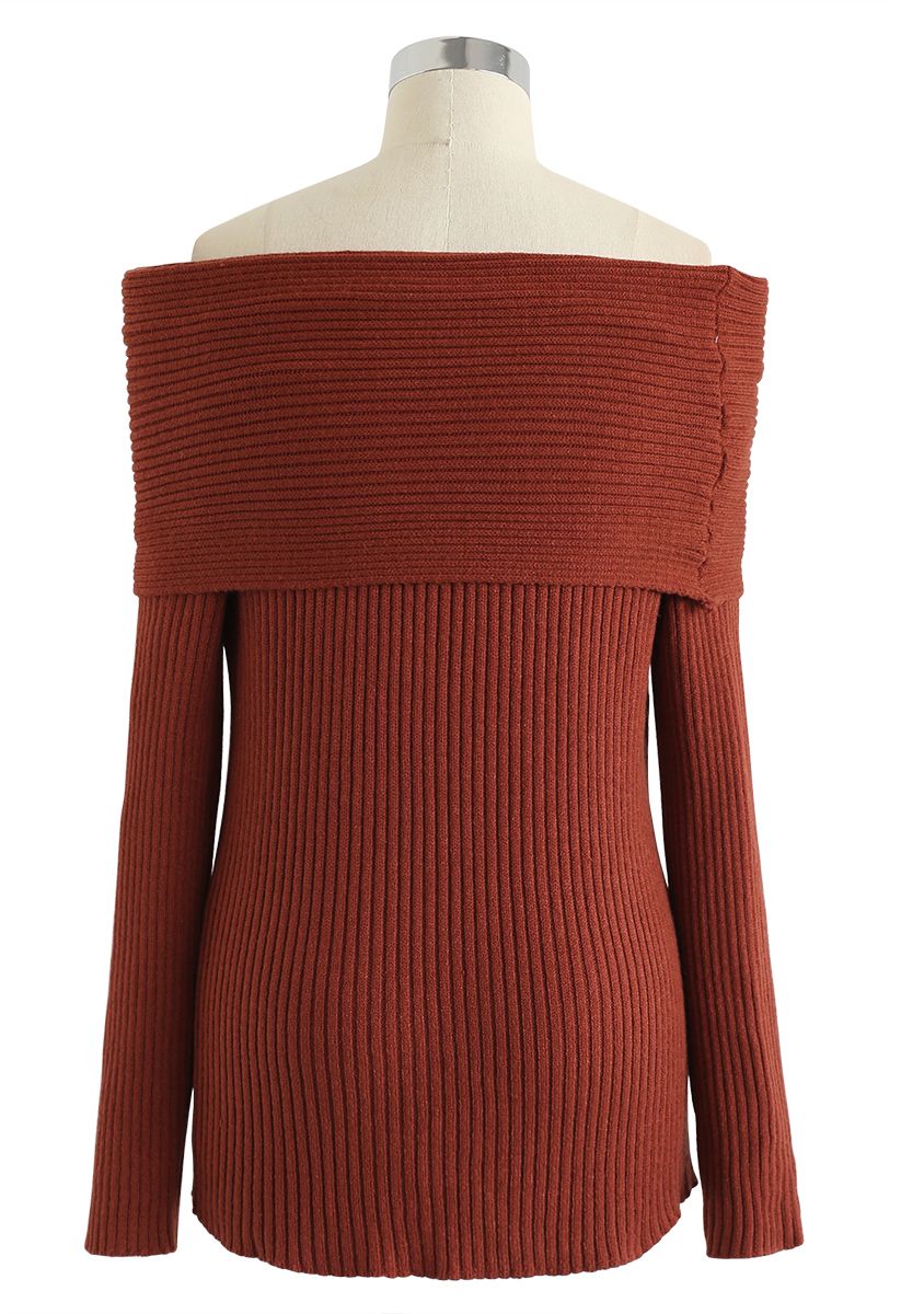 Suéter de punto acanalado con hombros descubiertos en rojo óxido