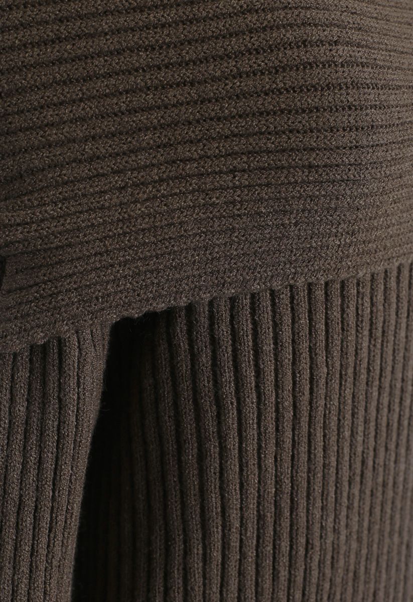 Suéter de punto acanalado con hombros descubiertos en marrón