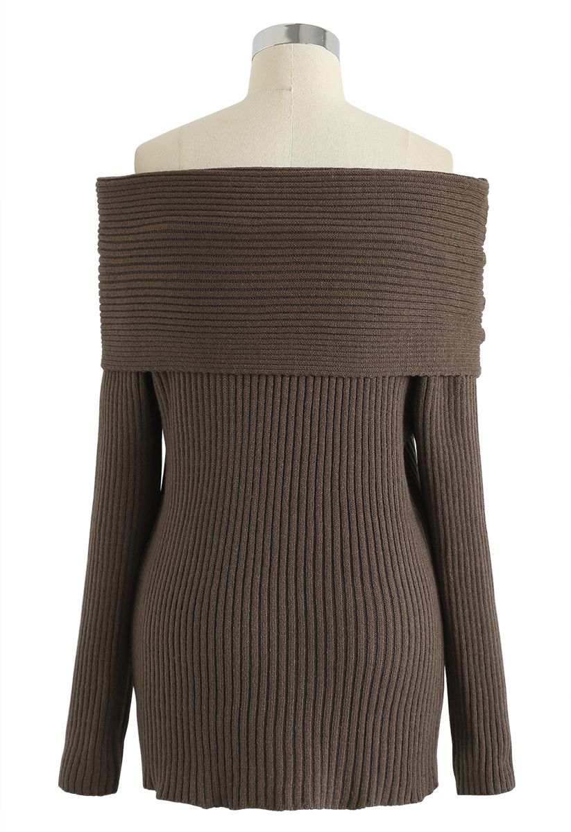 Suéter de punto acanalado con hombros descubiertos en marrón