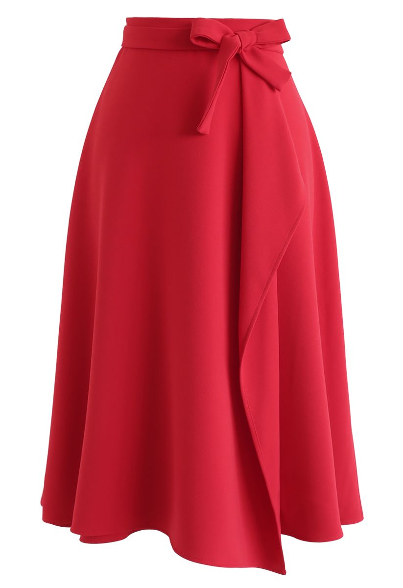 Falda midi acampanada con ribete de solapa asimétrica en rojo