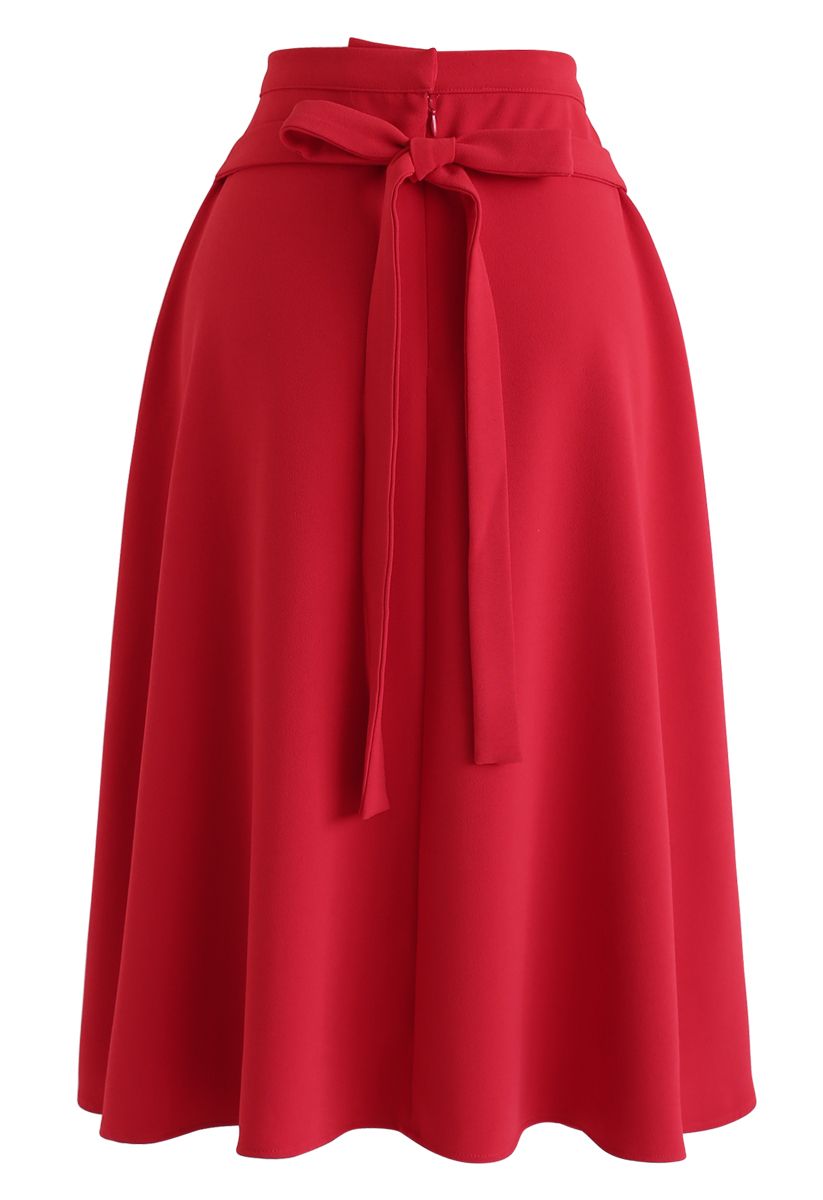 Falda midi acampanada con ribete de solapa asimétrica en rojo