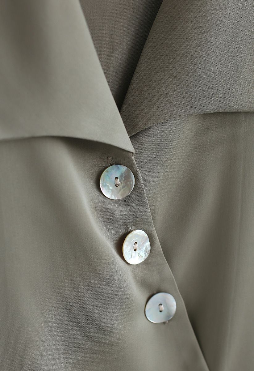 Camisa con botones de concha inclinada en verde oliva