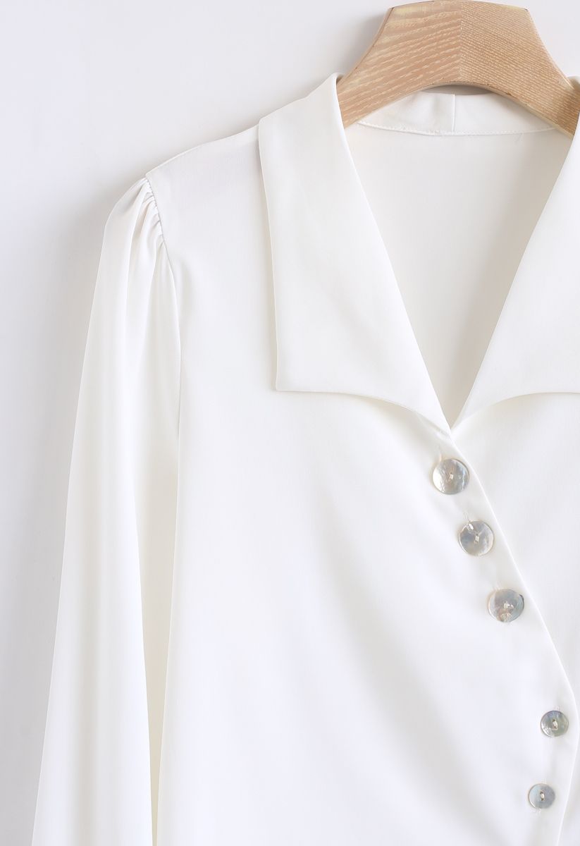 Camisa con botones de concha inclinada en blanco