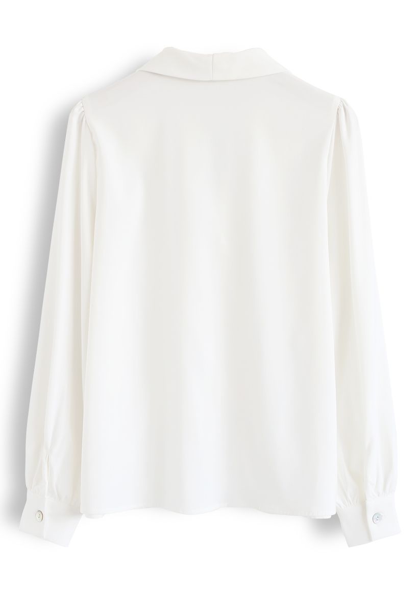 Camisa con botones de concha inclinada en blanco