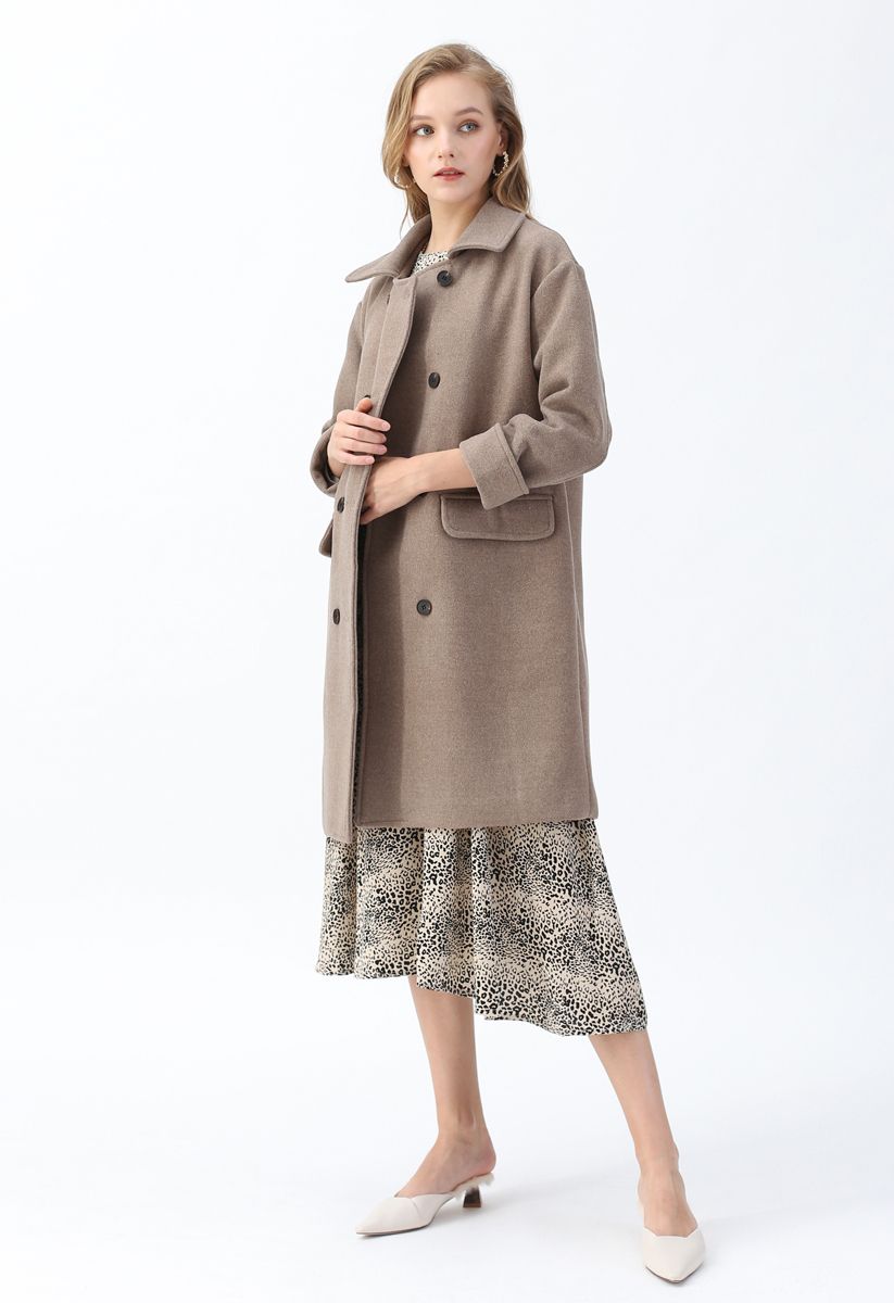 Abrigo de mezcla de lana con doble botonadura y bolsillos con solapa en marrón