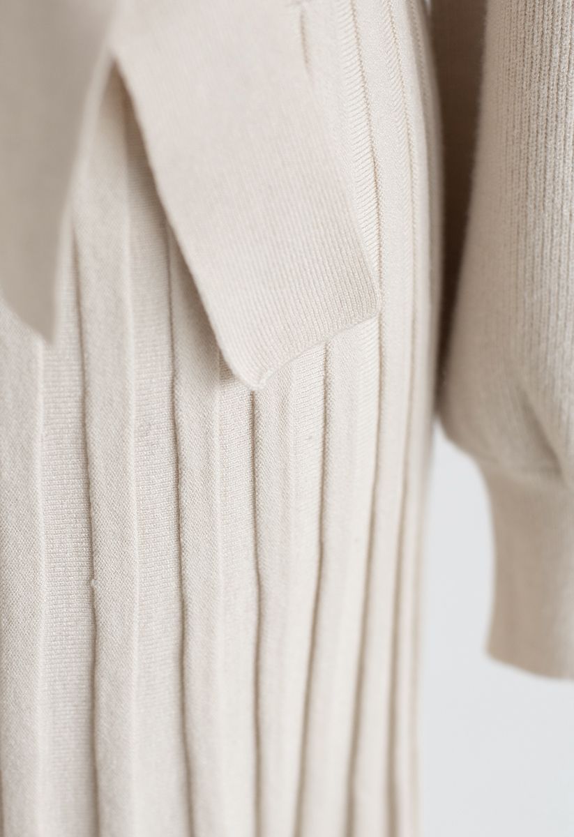 Vestido de punto plisado con lazo y escote cuadrado en color crema