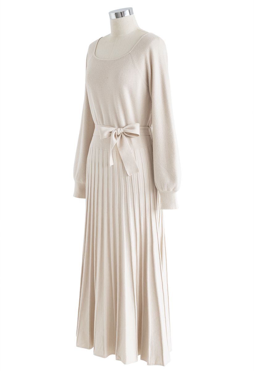 Vestido de punto plisado con lazo y escote cuadrado en color crema