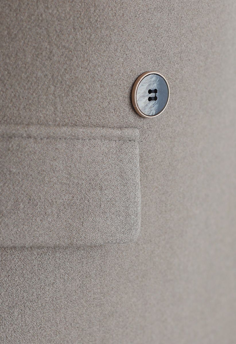 Minifalda con solapa y ribete de botones en color arena