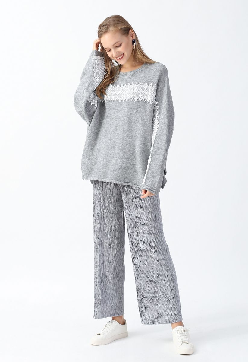 Suéter de punto con ribete de croché y dobladillo enrollado con abertura en gris