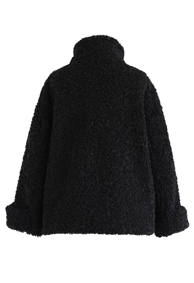 Abrigo de peluche con bolsillo abotonado en negro