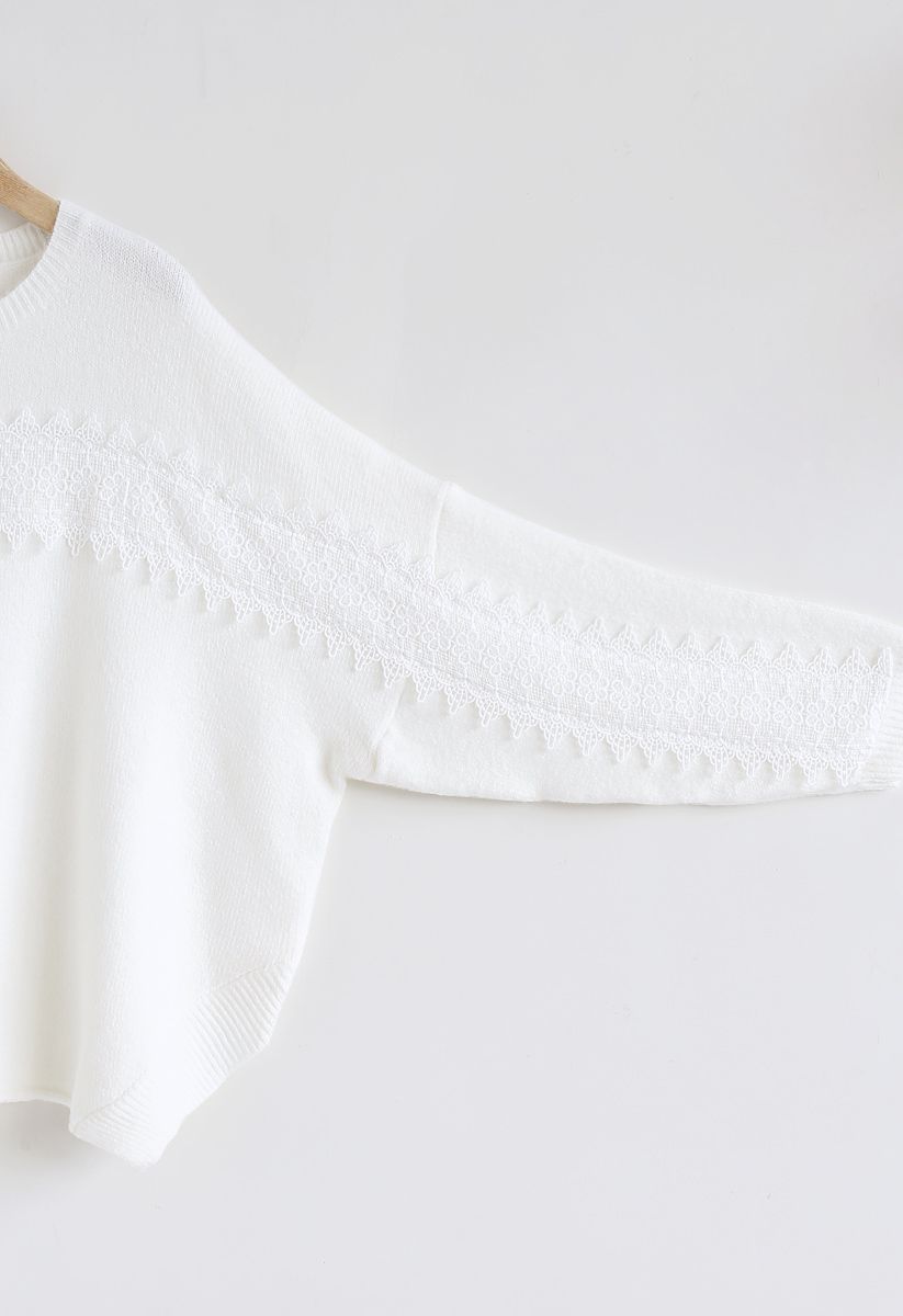 Suéter de punto con ribete de croché y dobladillo enrollado con abertura en blanco