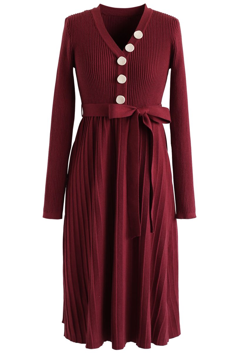 Vestido de punto plisado con botones y cuello en V color vino