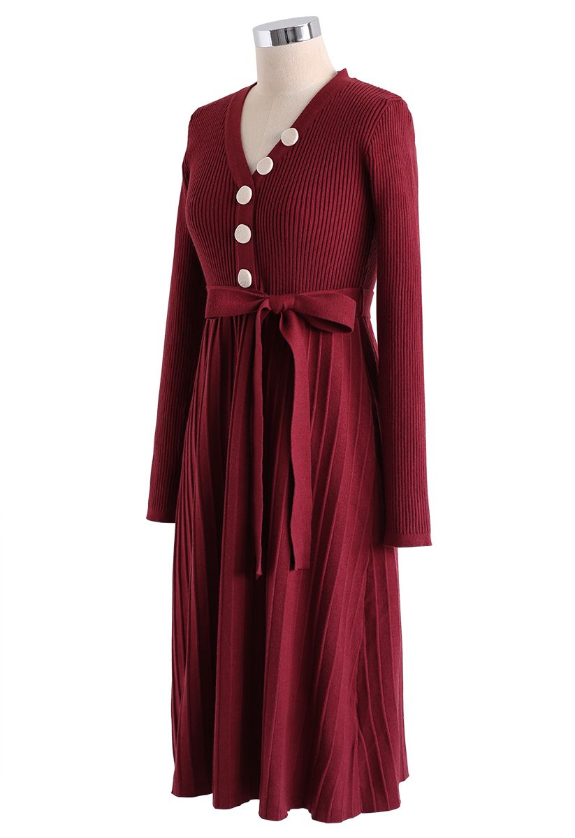 Vestido de punto plisado con botones y cuello en V color vino