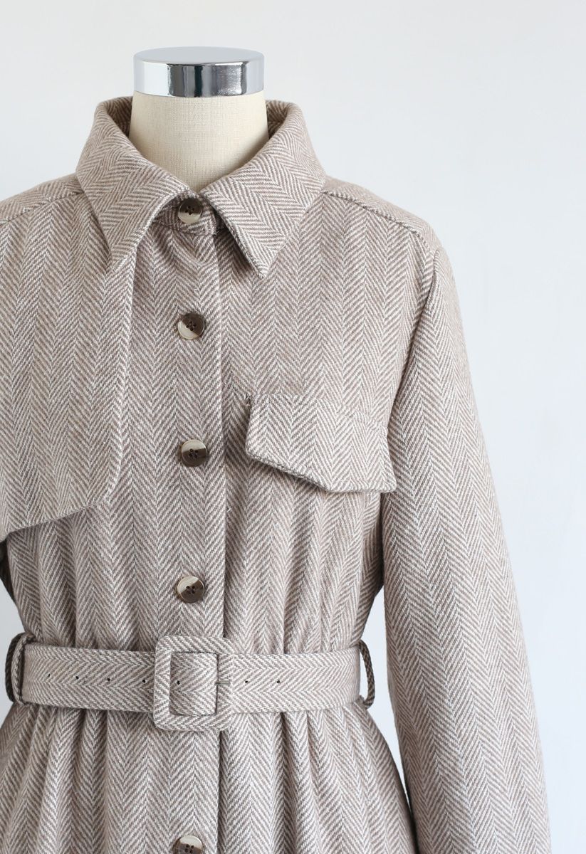Vestido abrigo con cinturón y botones de espiga en color arena