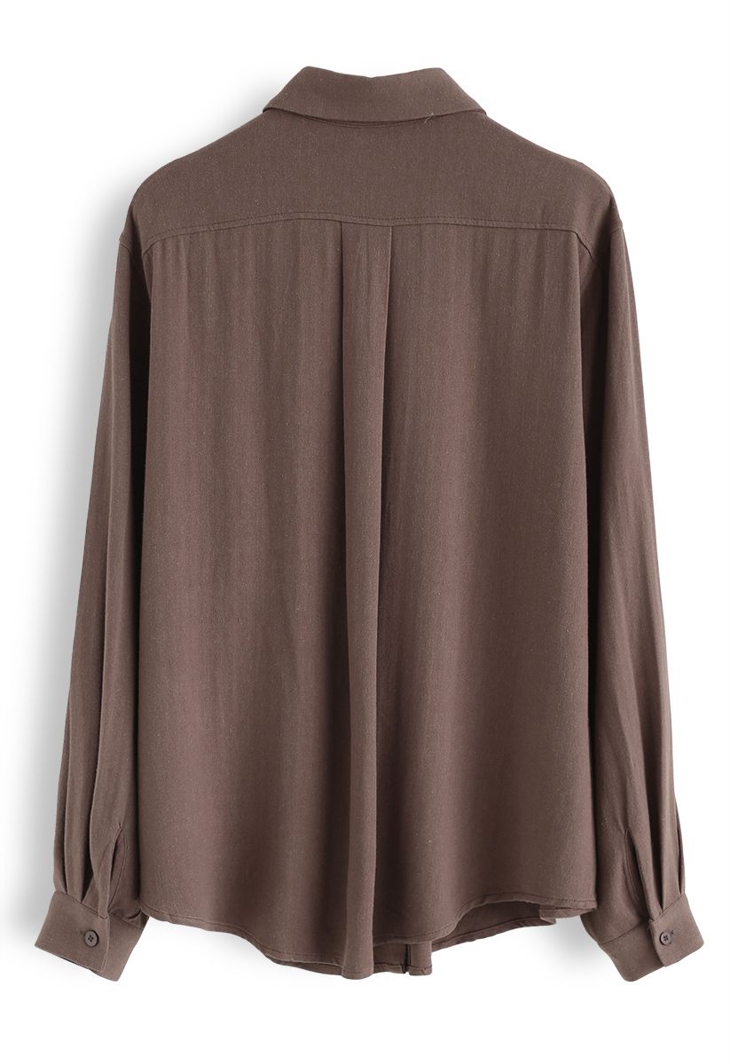 Camisa con mangas abotonadas y bolsillo en marrón