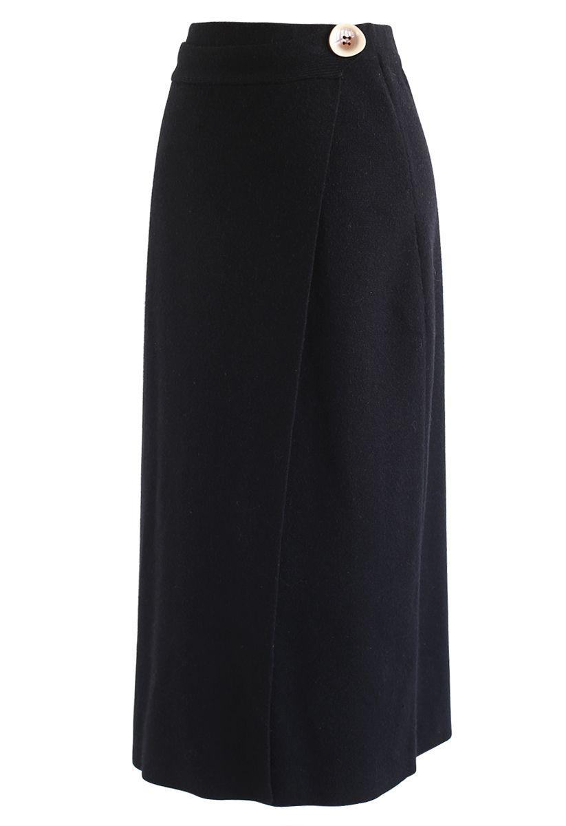 Falda de punto lápiz con solapa decorada con botones en negro