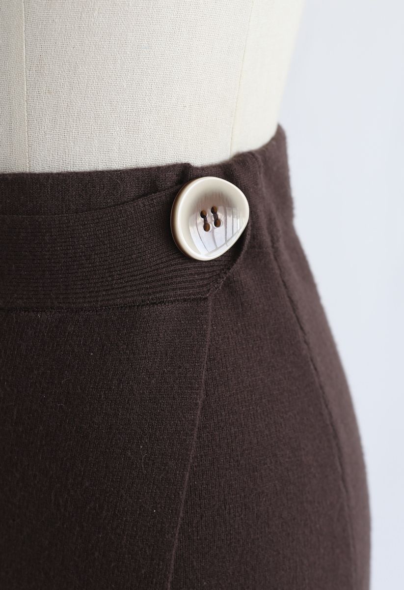 Falda de punto lápiz con solapa decorada con botones en marrón