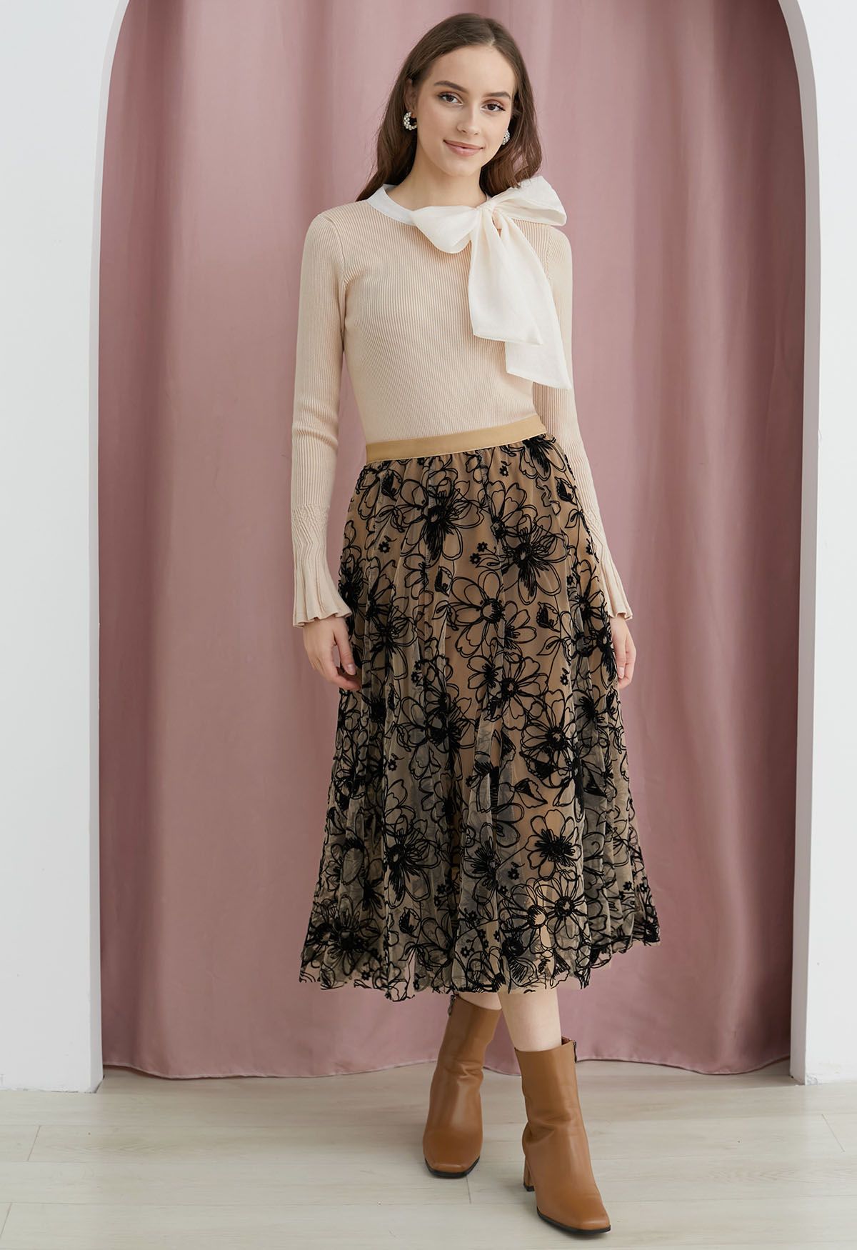 Falda de tul de malla con flores de terciopelo en color caramelo