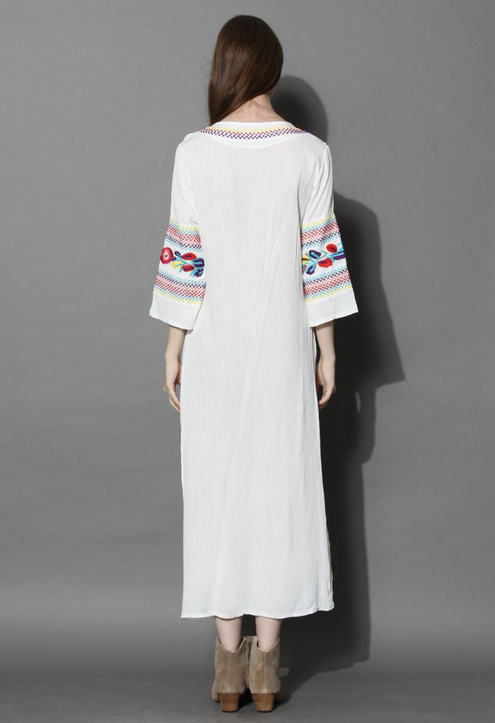 Vestido largo de crepé de Boho Blossom en blanco