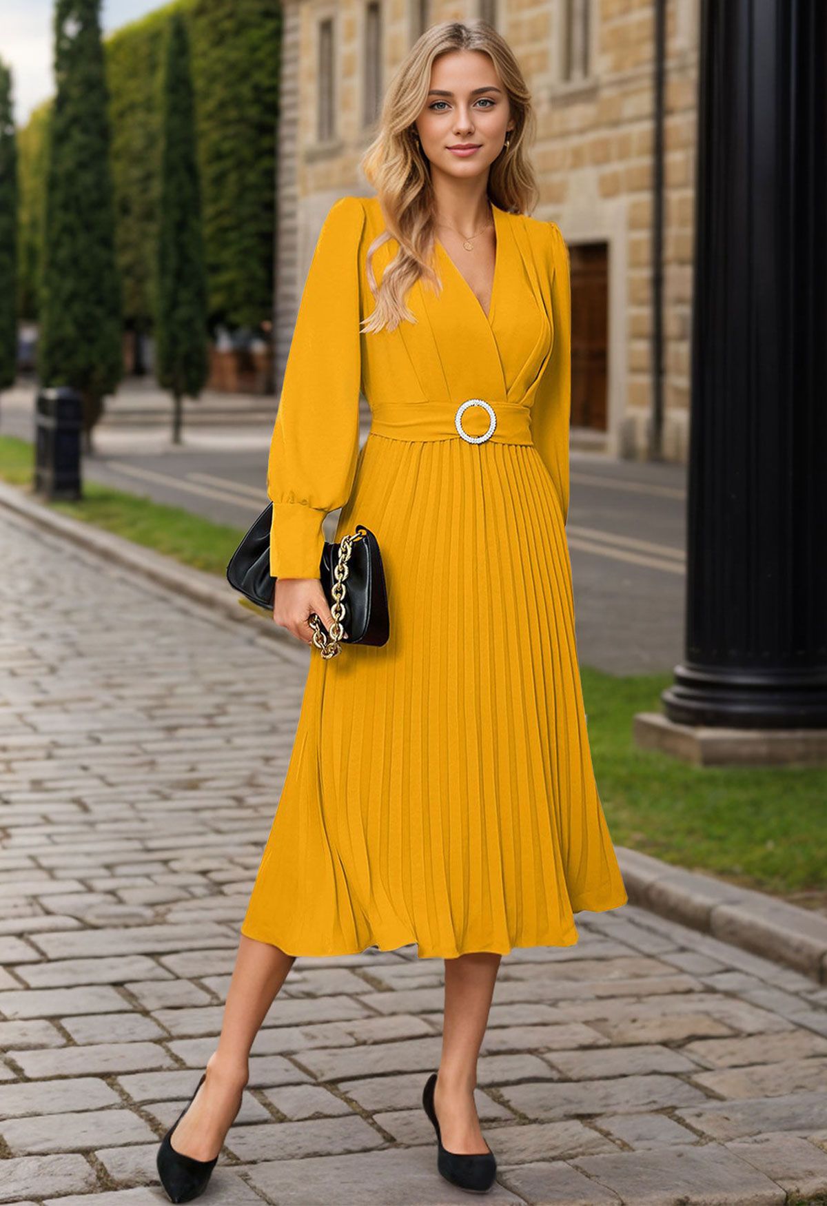 Vestido midi con pliegues elegantes, cruzado y con cinturón en amarillo